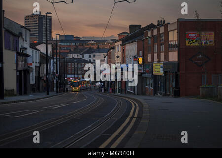 Un arrêt de tramway Metrolink Manchester climbing Drake Street, Rochdale au coucher du soleil, au crépuscule Banque D'Images