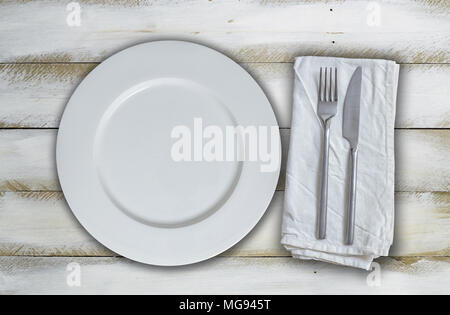 La plaque vide et couverts d'oliviers sur fond de bois blanc. Banque D'Images