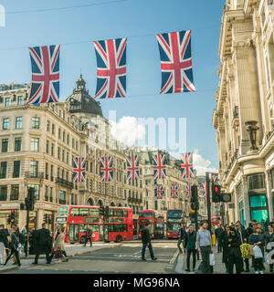 Les drapeaux Union Jack volent dans Regent Street avant le mariage du Prince Harry et de Meghan Markle, Londres. Banque D'Images