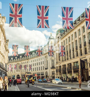 Les drapeaux Union Jack volent dans Regent Street avant le mariage du Prince Harry et de Meghan Markle, Londres. Banque D'Images