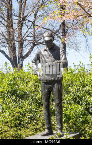 Une statue de Fred Lebow, le fondateur du marathon de New York, est située près de la porte des ingénieurs de Central Park, New York, États-Unis Banque D'Images