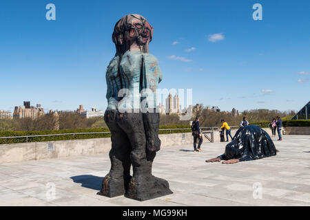 Huma Bhabha, nous venons en paix la pièce sur le toit du Metropolitan Museum of Art, New York, USA Le Jardin Banque D'Images