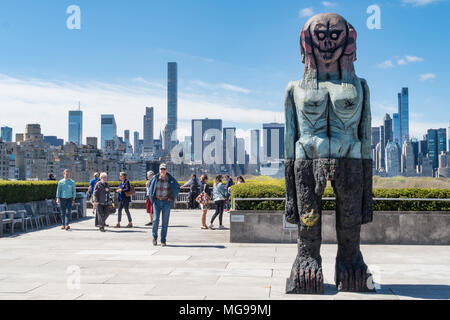 Huma Bhabha, nous venons en paix la pièce sur le toit du Metropolitan Museum of Art, New York, USA Le Jardin Banque D'Images