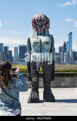 Huma Bhabha, nous venons en paix la pièce sur le toit du Metropolitan Museum of Art, New York, USA Le Jardin Banque D'Images