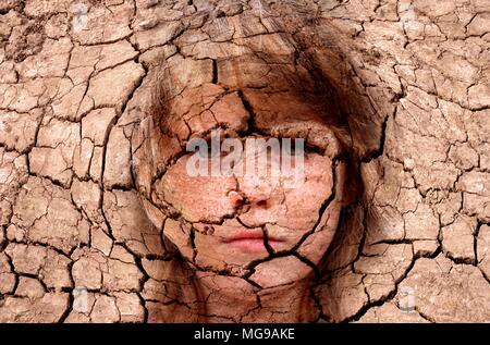 Dry cracked earth avec visage de la fille, conceptual image. Banque D'Images