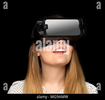 Jeune femme portant un casque de réalité virtuelle, studio shot. Banque D'Images