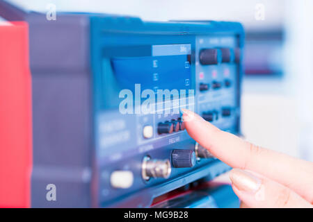 En utilisant l'équipement de test électronique. Banque D'Images