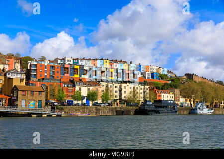 Vue sur la rivière Avon de fluffy clouds over maisons colorées de Bristol (Royaume-Uni). Banque D'Images