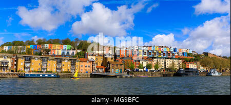 Vue sur la rivière Avon de fluffy clouds over maisons colorées de Bristol (Royaume-Uni). Banque D'Images