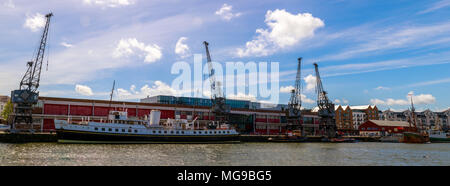 Panorama du port flottant du Bristol. Voile et de grues en premier plan, M-versé dans l'arrière-plan. Banque D'Images