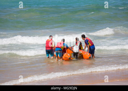 Le personnel de sauvetage Surf avec leur zodiac bateau de sauvetage de surf à Sydney, Australie Banque D'Images