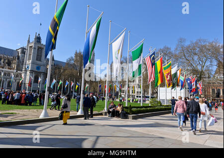 Les drapeaux de plusieurs nations sur l'affichage dans la place du Parlement, Londres, Angleterre, Royaume-Uni Banque D'Images