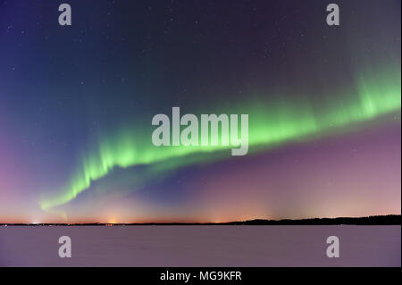 Aurora Borealis, Northern Lights, au-dessus du lac gelé en Finlande Banque D'Images