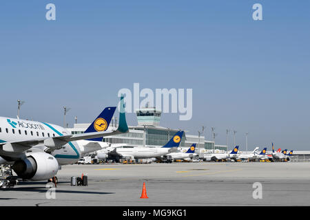 Sommaire, vue, Terminal 2, Satellit, Lufthansa, Line Up, sommaire, d'un aéronef, avion, Avion, Aéroport Munich, MUC, Allemagne, Banque D'Images