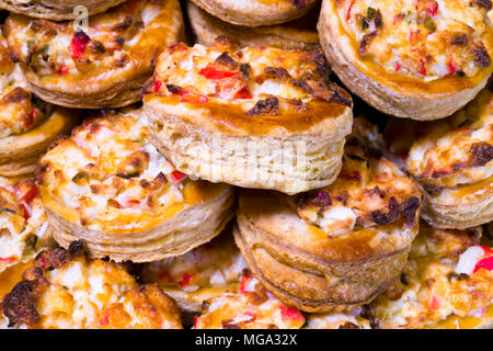 Tartelettes ronde faite partie de pâte feuilletée farcie aux oeufs oignon vert et la chair de crabe cuit au four et empilés sur un plateau et prêt pour manger Banque D'Images