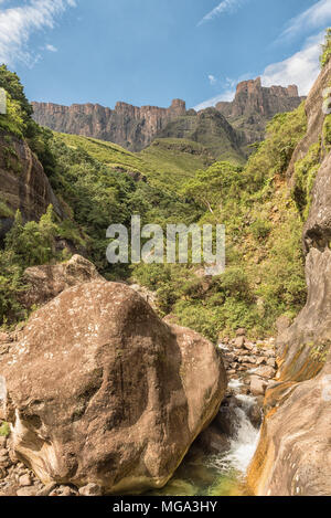 La rivière Tugela et le mur de l'Amphithéâtre dans le Drakensberg du Kwazulu-Natal, vu de l'extrémité de la Tugela Tunnel Banque D'Images