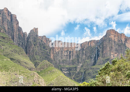 La Tugela Falls dans le Drakensberg est, à 948 m, la 2e plus haute chute d'eau sur terre. Vu de l'extrême fin de la Tugela Tunnel Banque D'Images