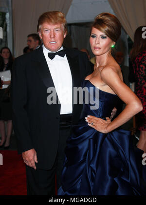 05    Donald Trump épouse Melania Knauss  05 - 2010 Metropolitan Museum of Art Costume Institute bénéficier à 'American Woman : la structuration d'une identité nationale au Metropolitan Museum of Art Costume Institute à New York. Banque D'Images