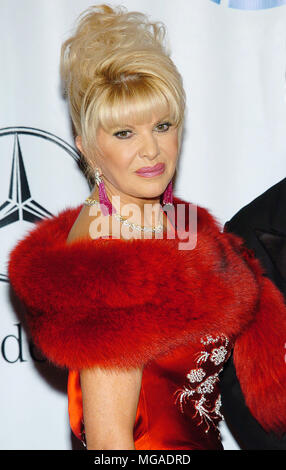 Ivana trump arrivant à la 16e Carousel d'espoir au profit de la Barbara Davis Centre for Childhood Diabetes au Beverly Hilton de Los Angeles. Le 23 octobre 2004. Ivana Trump 004 portrait, portrait, Banque D'Images