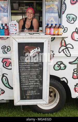 Portrait of a young female small business owner posant dans la fenêtre de son sandwich camion alimentaire Banque D'Images