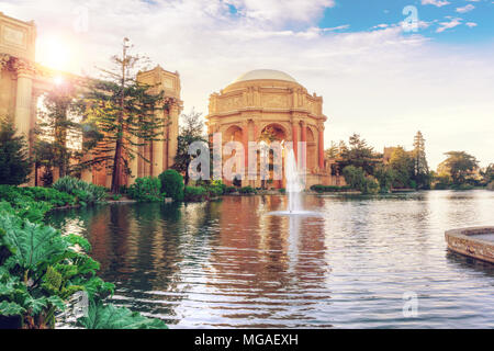 Coucher du soleil au Palace of Fine Arts de San Francisco avec des reflets du soleil couchant. Banque D'Images