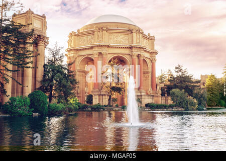 Coucher du soleil au Palace of Fine Arts de San Francisco avec des reflets du soleil couchant. Banque D'Images