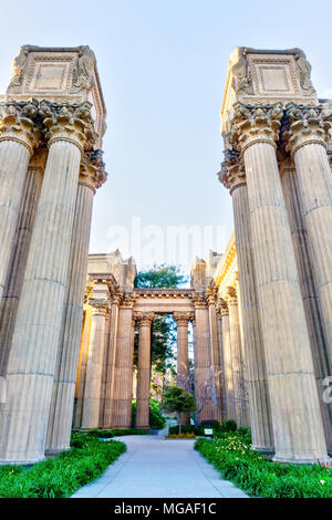 L'architecture grecque antique et romaine à colonnes le Palais des Beaux-Arts à San Francisco. La structure a été construite en 1915. Banque D'Images