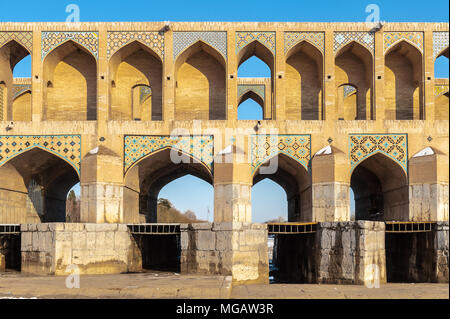 Pont Khaju, sans doute le plus beau pont dans la province d'Isfahan, Iran. Il a été construit par le roi safavide de Perse, Shah Abbas II, vers 1650 de notre ère. Banque D'Images