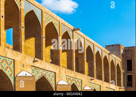 Pont Khaju, sans doute le plus beau pont dans la province d'Isfahan, Iran. Il a été construit par le roi safavide de Perse, Shah Abbas II, vers 1650 de notre ère. Banque D'Images