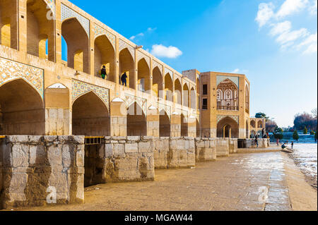 Pont Khaju, sans doute le plus beau pont dans la province d'Isfahan, Iran. Il a été construit par le roi safavide de Perse, Shah Abbas II, vers 1650 de notre ère. Banque D'Images