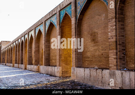 Pont Khaju, sans doute le plus beau pont dans la province d'Isfahan, Iran. Il a été construit par le roi safavide de Perse, Shah Abbas II, vers 1650 de notre ère. Banque D'Images