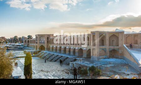 Pont Khaju, sans doute le plus beau pont dans la province d'Isfahan, Iran. Il a été construit par le roi safavide de Perse, Shah Abbas II, vers 1650 de notre ère. Banque D'Images