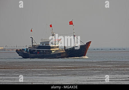 Bateau de pêche de retourner au port du Hebei, Chine mai Banque D'Images