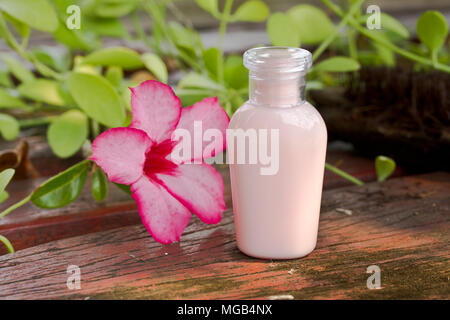 Le savon liquide sur table en bois Banque D'Images