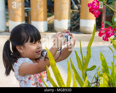 Image d'une petite fille holding camera Banque D'Images