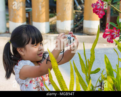 Image d'une petite fille holding camera Banque D'Images