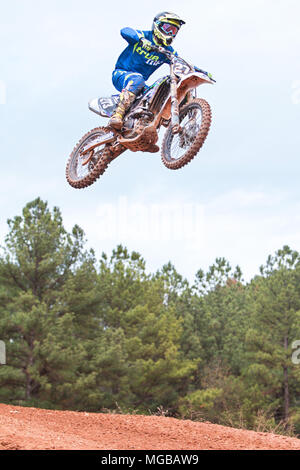 Un cavalier s'airborne après avoir traversé un saut dans une course de motocross à l'Scrubndirt La voie le 3 décembre 2016 à Monroe, GA. Banque D'Images