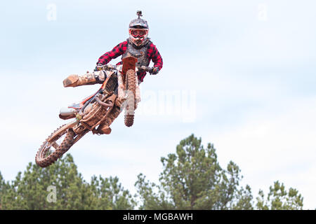 Un cavalier pose dans les airs après avoir traversé un saut dans une course de motocross à l'Scrubndirt La voie le 3 décembre 2016 à Monroe, GA. Banque D'Images