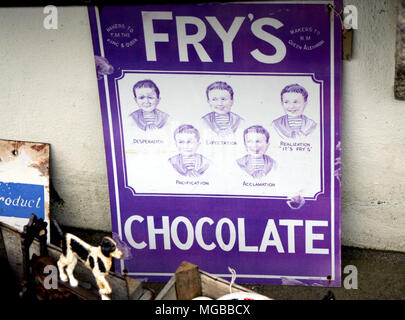 Tintagel, Cornwall, UK - 10 Avril 2018 : Une ancienne plaque emaillée vintage advertising Fry's Chocolate, un doux traditionnel britannique du 20e siècle. Banque D'Images