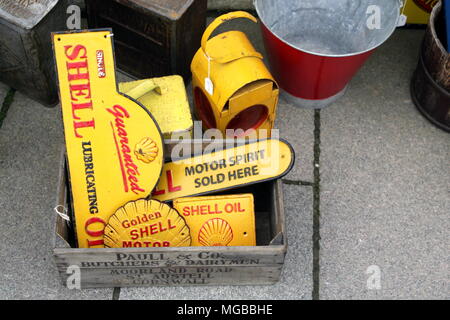 Tintagel, Cornwall, UK - 10 Avril 2018 : l'émail antique rétro classique de plaques ou plaques avec Shell Oil, une marque automobile britannique classique. Banque D'Images