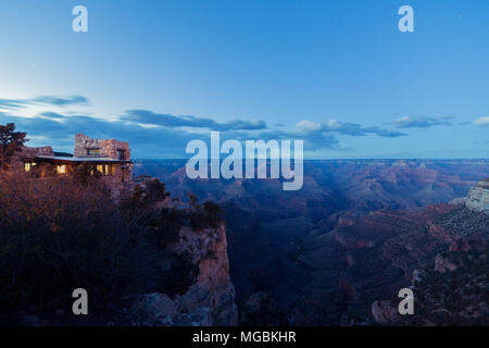 Grand Canyon au coucher du soleil. Rive sud de parc national dans l'Arizona, à l'extérieur de Tusayan et Grand Canyon Village. Banque D'Images