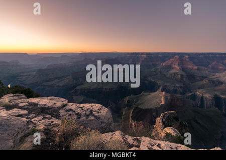 Grand Canyon au coucher du soleil. Rive sud de parc national dans l'Arizona, à l'extérieur de Tusayan et Grand Canyon Village.