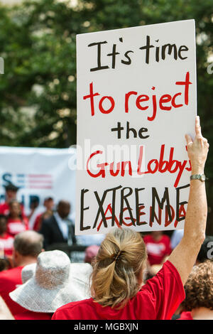 Une femme tient une pancarte disant "Il est temps de rejeter l'extrême du lobby des armes à feu, de l'ordre du jour' à une manifestation contre les armes le 29 avril 2017 à Atlanta, GA. Banque D'Images