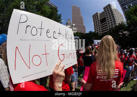 Une femme tient une pancarte disant 'Protéger les enfants, pas des armes à feu' sur une demande de mamans Action anti-gun rally le 29 avril 2017 à Atlanta, GA. Banque D'Images