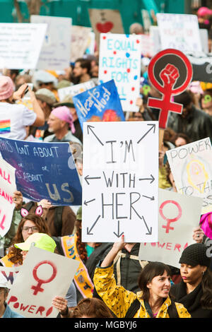 Femme contient jusqu'panneau qui dit "Je suis avec elle, comme elle l' est entouré par des milliers de femmes à la Marche pour les femmes le 21 janvier 2016 à Atlanta, GA. Banque D'Images