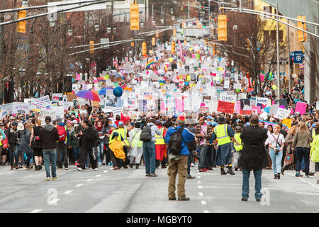 Des milliers de manifestants holding signs se préparer à marcher sur Mars pour la justice sociale et les femmes, le 21 janvier 2016 à Atlanta, GA. Banque D'Images