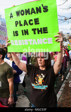 Une femme porte panneau qui dit "la place de la femme est dans la résistance" comme elle participe à la Marche pour les femmes le 21 janvier 2016 à Atlanta, GA. Banque D'Images