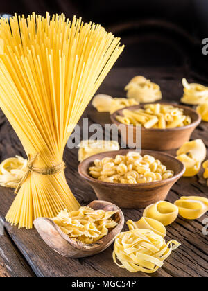 Différents types de pâtes sur la table en bois. Banque D'Images