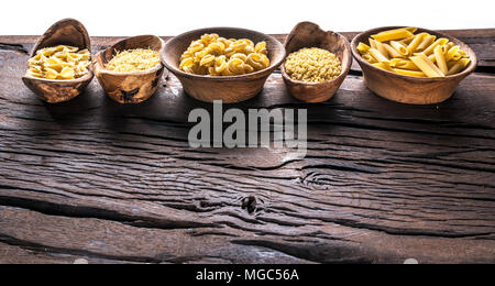 Différents types de pâtes en bols en bois sur la table. Vue d'en haut. Banque D'Images