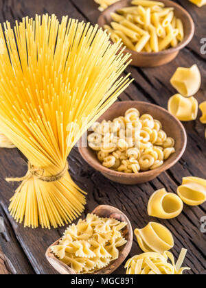 Différents types de pâtes sur la table en bois. Banque D'Images